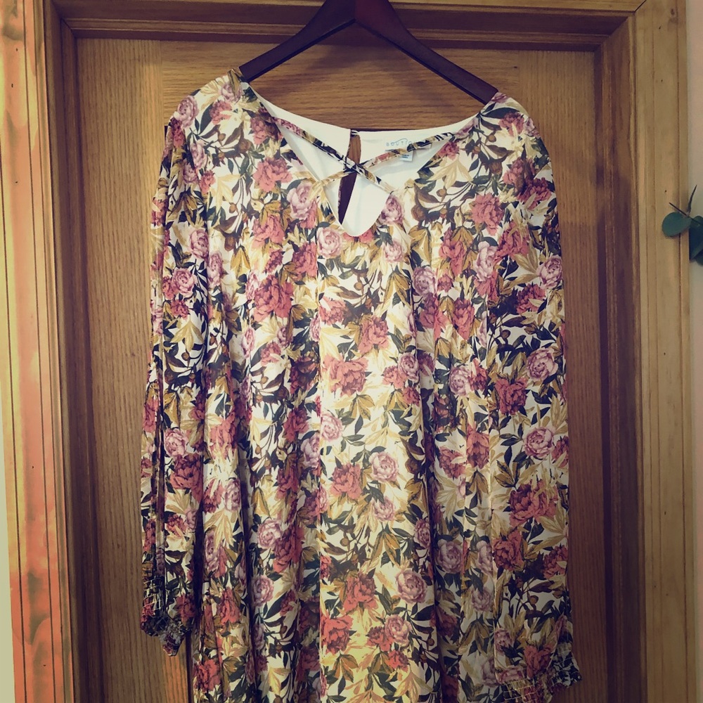 Floral cut out sleeved dress
